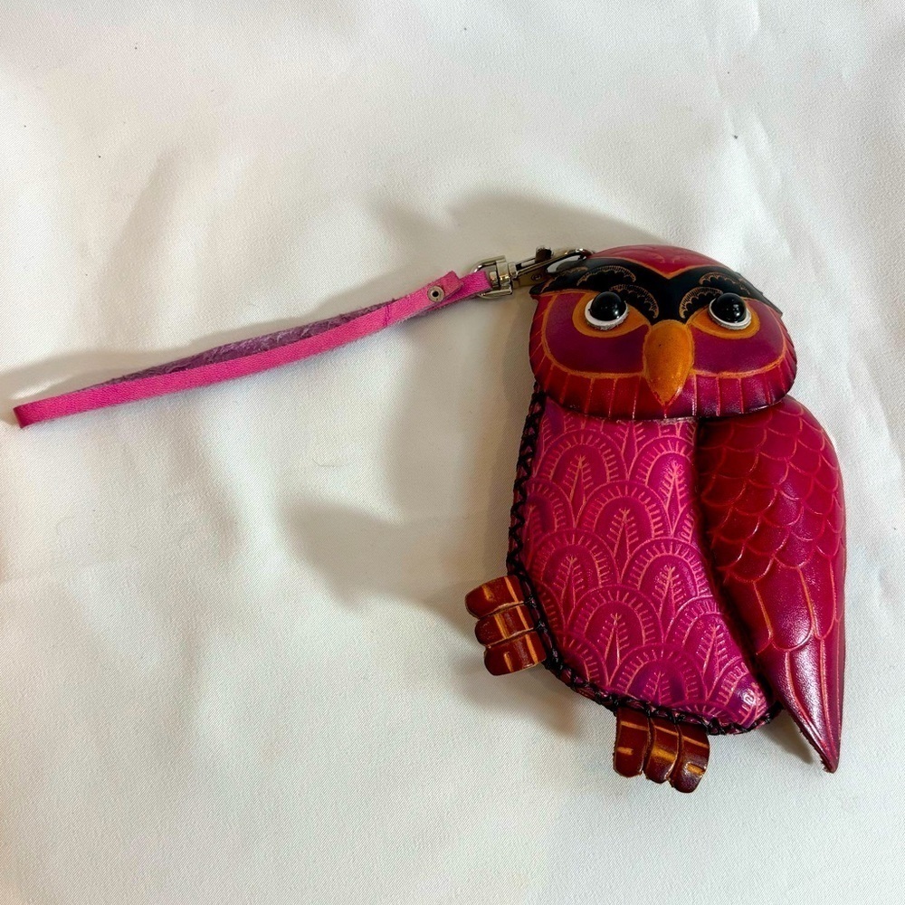WRISTLET in the Shape of an Owl Leather Zipper Closure Coin Purse Clip On Strap